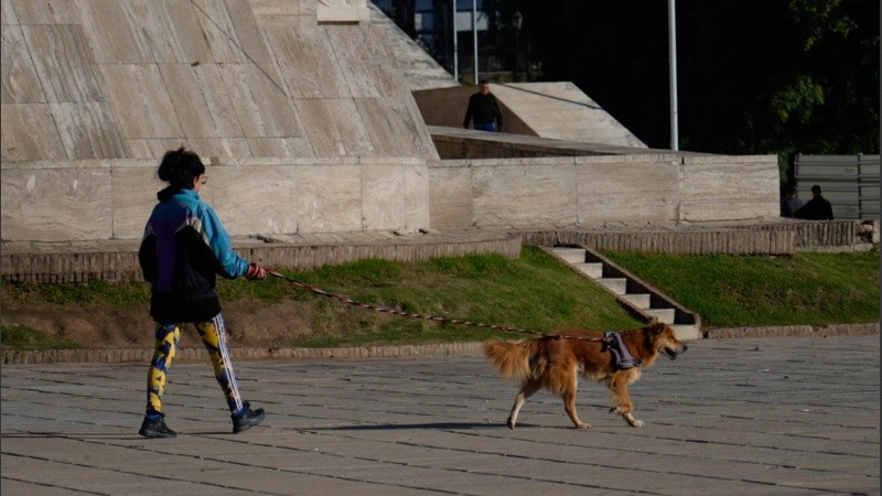 Abrigo liviano y a disfrutar del día de sol en Rosario.