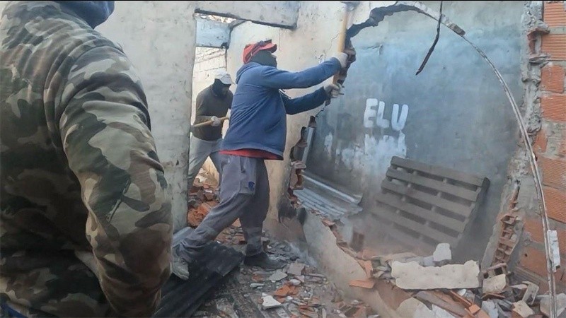 Los agentes tiraron abajo las paredes del puesto de venta de estupefacientes.