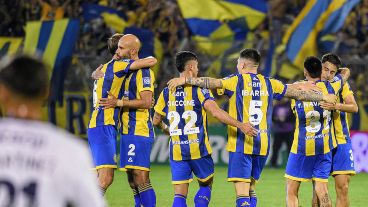 El Canalla celebra ante su público, tras ganar todo lo que jugó en casa.