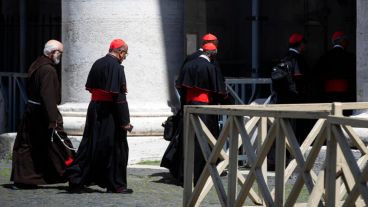 Los cardenales se preparan para el cónclave de este miércoles.