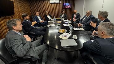 Alto cónclave. El CEO de Bolsa, Javier Cervio, el gobernador Maximiliano Pullaro, el presidente de la Bolsa, Miguel Simioni, el intendente Pablo Javkin, la diputada Clara García, el ministro de Desarrollo, Gustavo Puccini, el director de IDR, Juan Carlos Venesia, el director de la Bolsa, Andrés Williams y el senador Marcelo Lewandowsky, en la previa al inicio del Encuentro Argentino de Transporte Fluvial