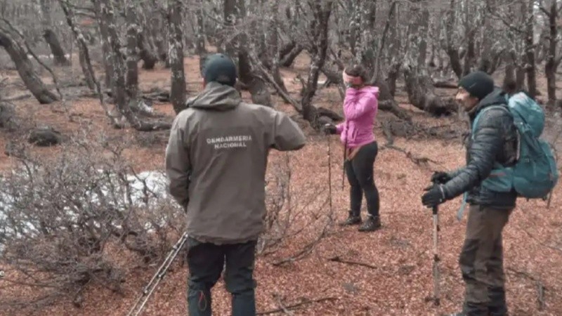 Dos jóvenes mujeres que desaparecieron el pasado viernes mientras hacían una excursión en El Bolsón eran buscadas intensamente este domingo.