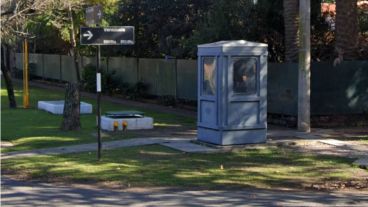 Dos balazos de una pistola .45 atravesaron el cubículo.