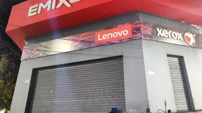 El portón del local presentaba daños.