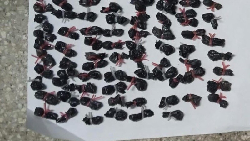 Se incautaron 102 envoltorios con una sustancia blanquecina que sería cocaína.