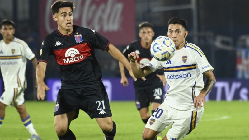 Alan Velasco, que volvió a la titularidad con Herrón, se la lleva ante Medina.