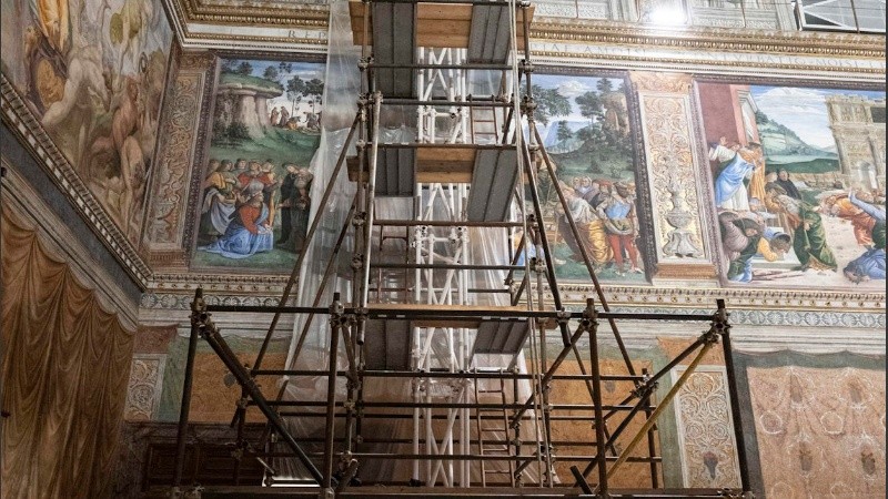 En la Capilla Sixtina apresuran sus preparación al cónclave instalando las estufas y sus mesas.