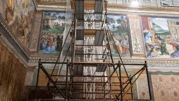 En la Capilla Sixtina apresuran sus preparación al cónclave instalando las estufas y sus mesas.