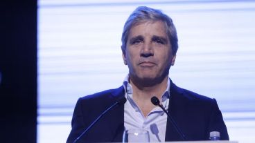 Luis Caputo confirmó que el Gobierno está preparando medidas para fomentar el uso de dólares sin declarar y que "nadie pida explicaciones".