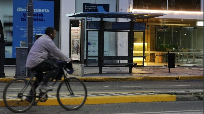 Sin colectivos, la bicicleta es una de las alternativas elegidas por los rosarinos para llegar a trabajar.