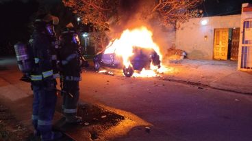 Uno de los autos completamente cubierto por las llamas.
