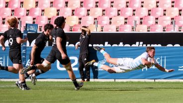 Martiniano Arrieta vuela ante los hombres de negro.