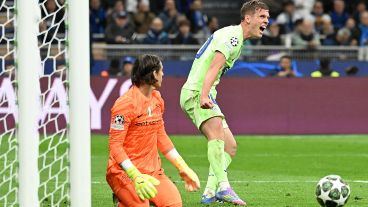 Olmo celebra pero terminó sufriendo.