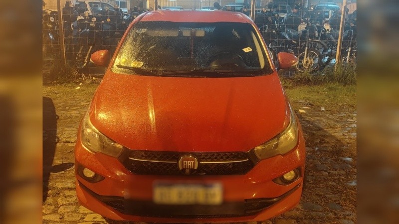 El Fiat Cronos rojo en el que se movilizaba el conductor alcoholizado.