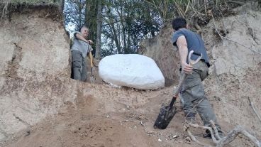 Este tipo de hallazgos se da cuando "los cursos de agua erosionan capas sedimentarias, dejando al descubierto vestigios de la megafauna del Cuaternario".
