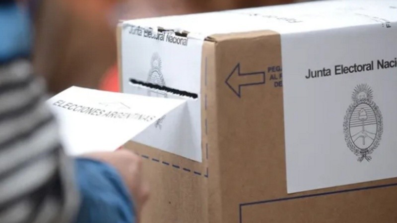 El gobernador Axel Kicillof envió un proyecto de ley a la Legislatura donde propuso que este año no haya primarias en territorio bonaerense y la ampliación de los tiempos para la presentación de alianzas, listas y boletas.