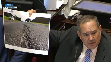 El senador Leavy mostró fotos de rutas muy dañadas, algunas con cráteres.