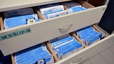 Muchos DNIs esperan a ser retirados en el Registro Civil.