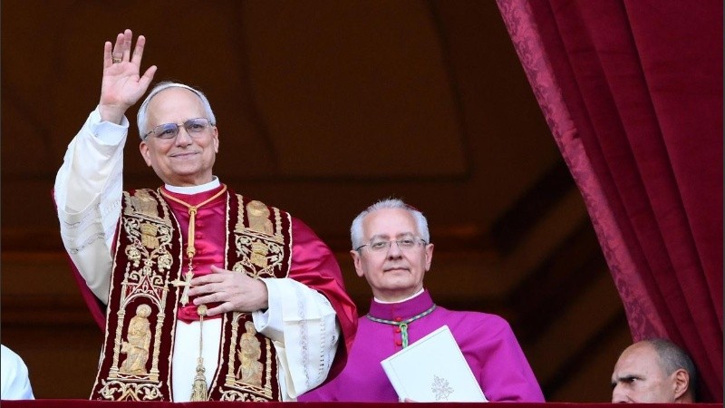 El nuevo Papa saluda a los fieles reunidos en la Plaza San Pedro.