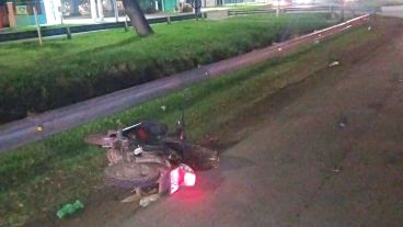 Así quedó una de las motos sobre el asfalto.