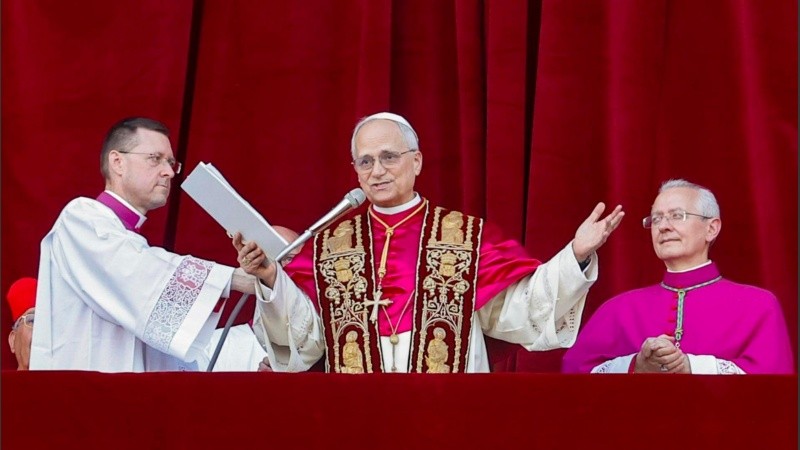 León XIV, muy cercano a Francisco, saluda a los miles de fieles que se congrergaron en la Plaza San Pedro.
