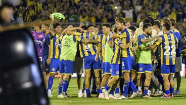 El abrazo del alivio y la alegría canalla ante Estudiantes.