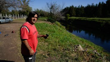 Con un pala mecánica, sacaron los residuos de la barranca.