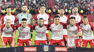 Los titulares de Huracán en el partido con Deportivo Riestra.