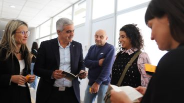 La flamante graduada en Comunicación junto al rector Bartolacci.