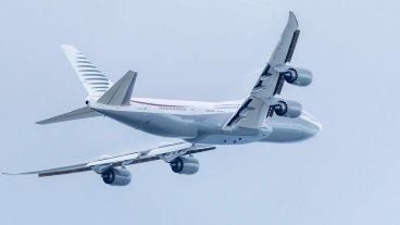 Donald Trump recibió críticas por su intención de aceptar un lujoso avión como regalo de la familia real de Qatar.