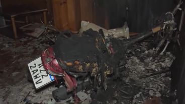 Así quedó la motocicleta que explotó y generó un feroz incendio en la vivienda de las mujeres.