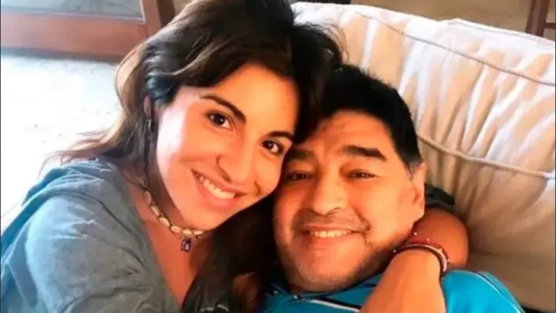 La joven aseguró que se quiso llevar a su papá con ella y no la dejaron