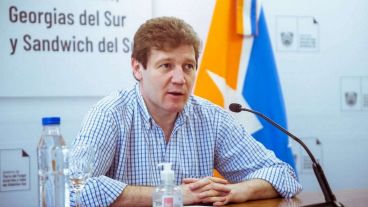 El gobernador de Tierra del Fuego criticó la baja de impuestos a la importación de celulares.