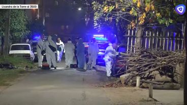 El joven se desvaneció cerca de un auto estacionado.