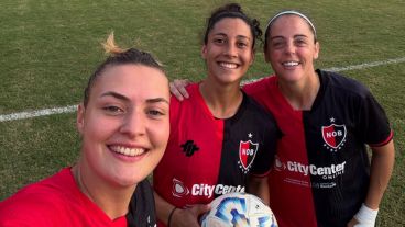 Las goleadoras rojinegras en el Coloso.