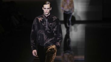 Una textura que, aunque se asocia históricamente a la elegancia y el lujo, ahora se mezcla con siluetas más urbanas y desenfadadas.