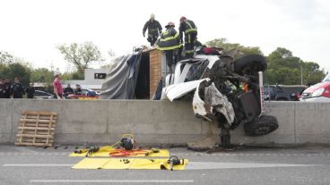 La cabina del camión en el que viajaban tres compañeros de trabajo quedó completamente destruida.