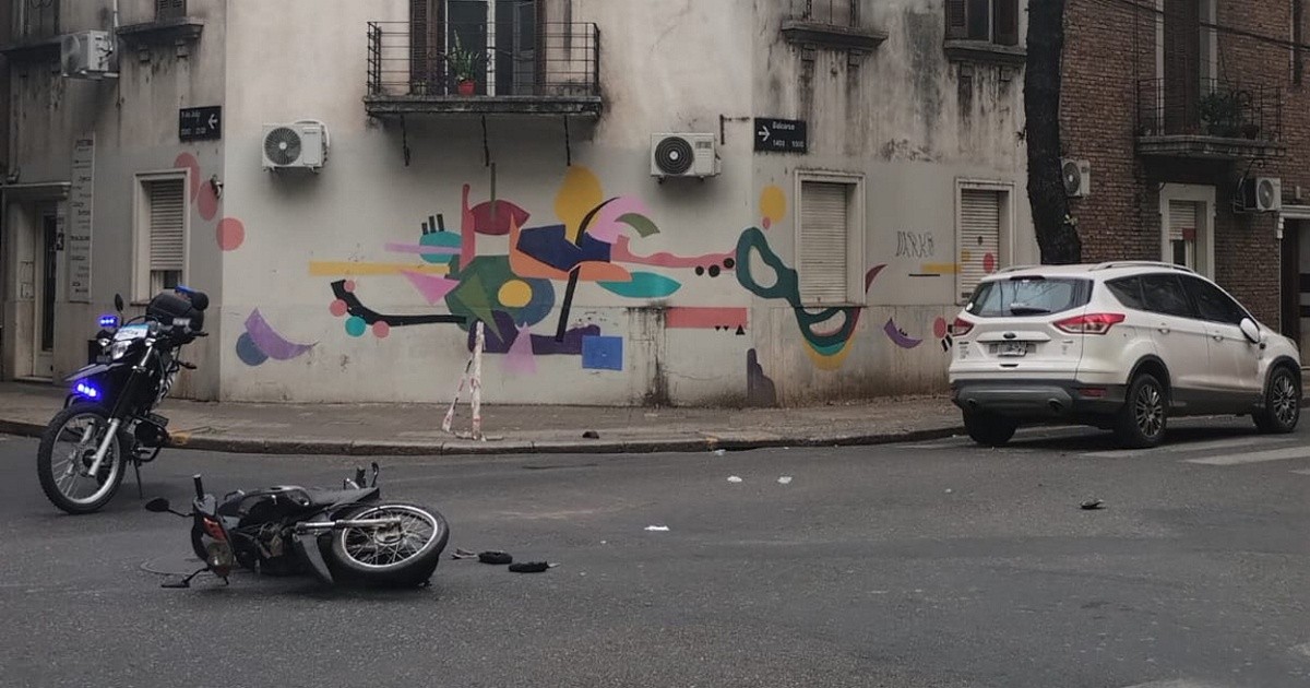 Fuerte choque entre un auto y una moto en 9 de Julio y Balcarce dejó ...