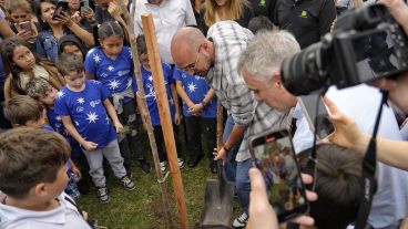 Abel Pintos agarró la pala y ayudó a plantar nuevos árboles en Rosario