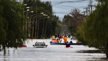 Miles de personas tuvieron que ser evacuadas por el fuerte temporal que azotaba varias localidades de la provincia de Buenos Aires.