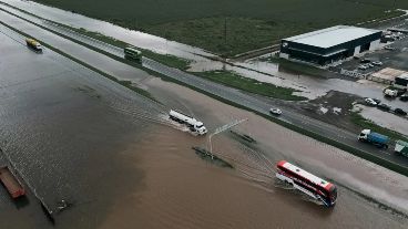 Rescataron a los pasajeros de dos colectivos que habían salido de Rosario y quedaron varados en medio del temporal.