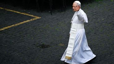 El Papa León XIV saluda a los fieles mientras camina hacia la Basílica de San Pedro antes de la oración Regina Coeli el domingo pasado en el Vaticano.