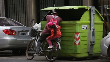 Cada vez más gente revuelve los contenedores a fin de hallar algún objeto para vender o algo para comer.