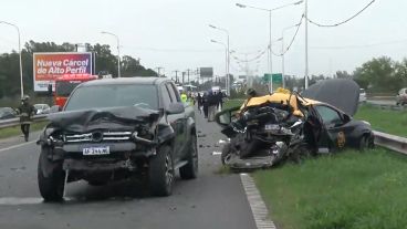 Así quedaron la camioneta y el taxi que protagonizaron el choque con un herido y un muerto.
