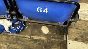 Las cenizas y una bufanda debajo de la butaca Nº 64.