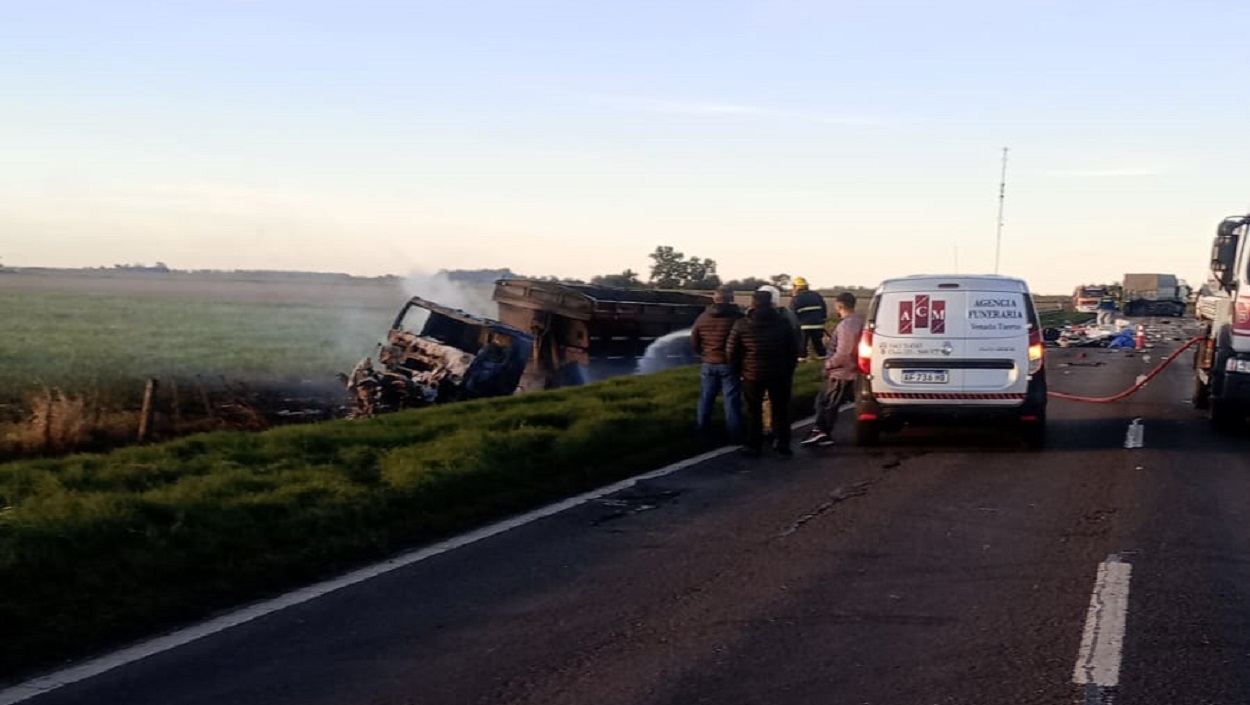 El camión quedó a la vera de la ruta y los bomberos trabajaron en el lugar rápidamente, en tanto quedaron restos de la ambulancia en el pavimento.