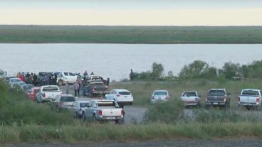 El kilómetro 35 de la ruta 174 donde amigos y familiares de los pescadores siguen los operativos de búsqueda.