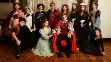 Los alumnos de teatro en un elenco que lleva dos años de investigación.