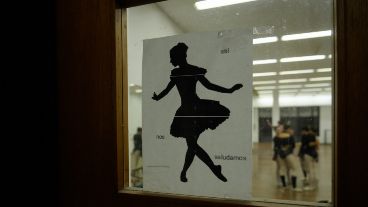 Ingreso al grand salón con un cartel del saludo de bailarinas.