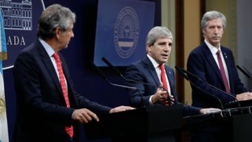 Los funcionarios este jueves durante los anuncios.